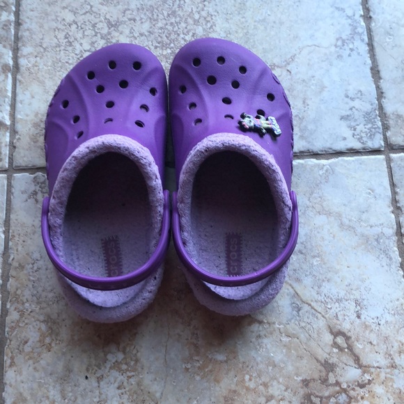 CROCS Other - Girls crocs with fuzzy liner size 4